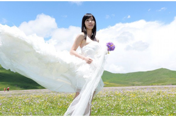 Ah ... Bobo ... Stone ... Why are you here? Is yiyi shouted first, then turned and walked a few steps quickly. One of the five people behind her was holding her arm by her side.